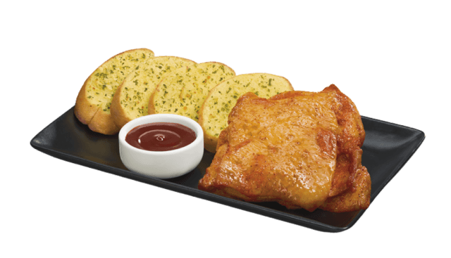 สเต็กไก่บาร์บีคิวและขนมปังกระเทียม	